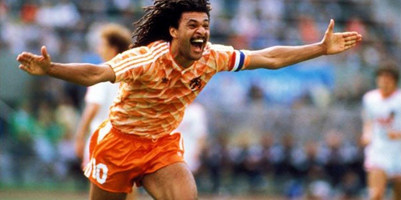 Ruud Gullit là cái tên đã quá quen thuộc với những người yêu bóng đá Hà Lan 